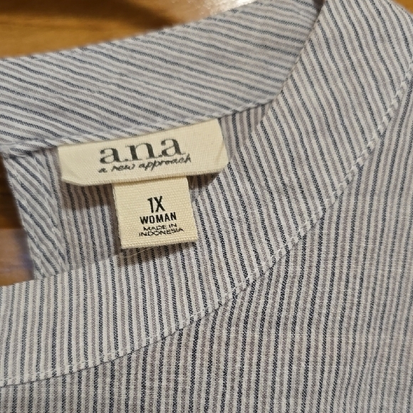 a.n.a Gray Ruffled Bishop Long Sleeve Blouse 1X - Picture 2 of 3